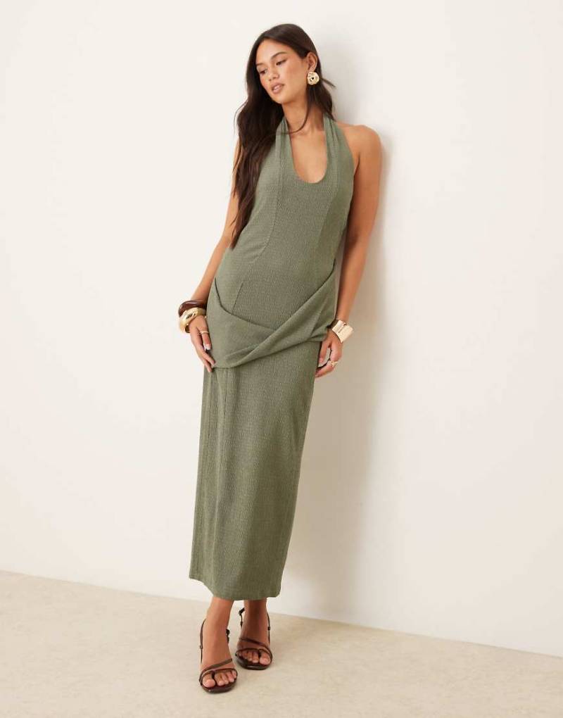 ASOS DESIGN - Neckholder-Midikleid in Khaki mit drapierter Taillenpartie und Struktur-Grün von ASOS DESIGN