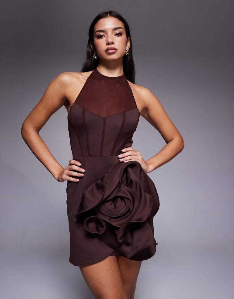 ASOS DESIGN - Neckholder-Minikleid in Schokobraun mit Oversize-Rosenanstecker-Brown von ASOS DESIGN