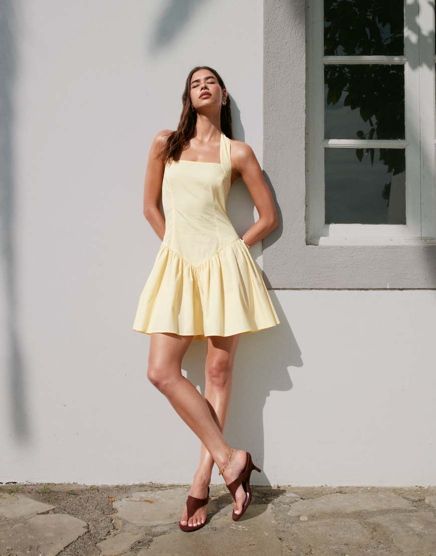 ASOS DESIGN - Neckholder-Minikleid in Zitronengelb mit Rüschensaum von ASOS DESIGN