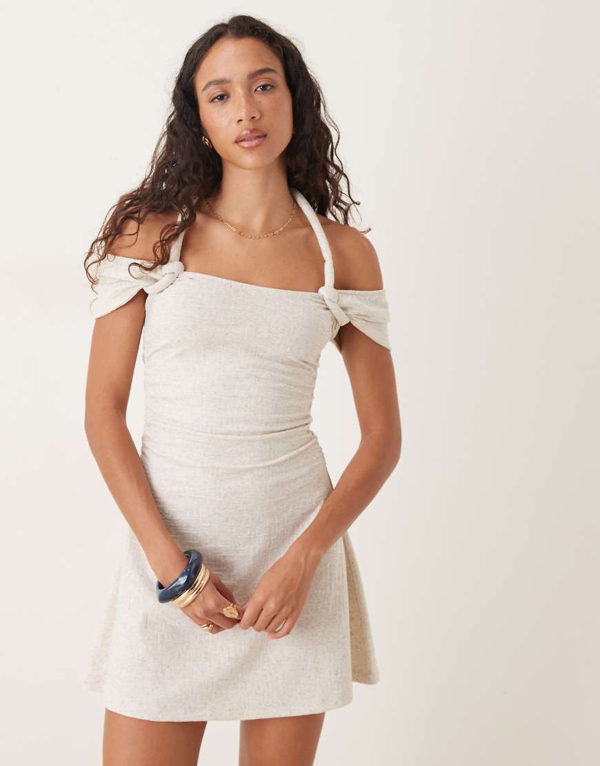 ASOS DESIGN - Neckholder-Minikleid in neutralem Farbton mit verdrehten Zierknoten von ASOS DESIGN