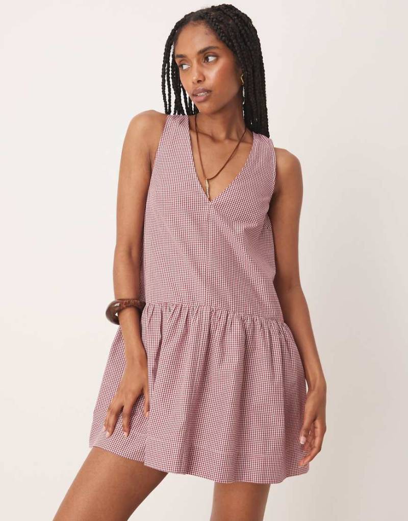 ASOS DESIGN - Neckholder-Minikleid mit tiefer Taille und rotem Vichy-Karo-Bunt von ASOS DESIGN