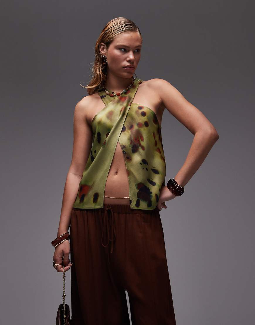 ASOS DESIGN - Neckholder-Oberteil aus Satin in Grün mit Batik-Print und Wickelfront-Bunt von ASOS DESIGN