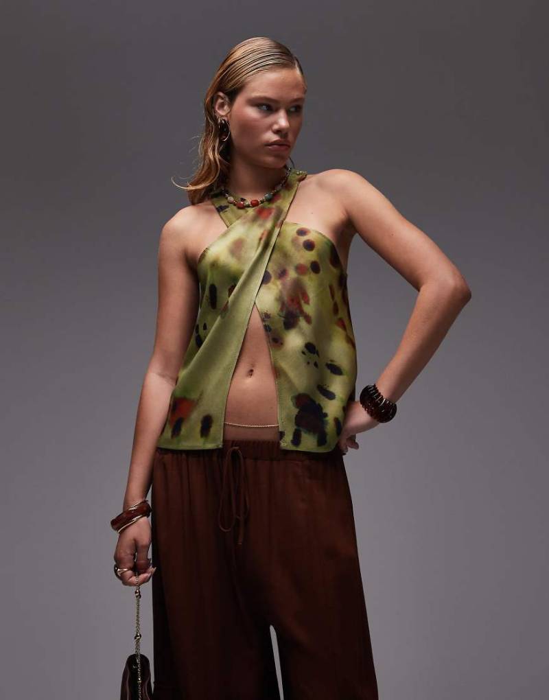 ASOS DESIGN - Neckholder-Oberteil aus Satin in Grün mit Batik-Print und Wickelfront-Bunt von ASOS DESIGN