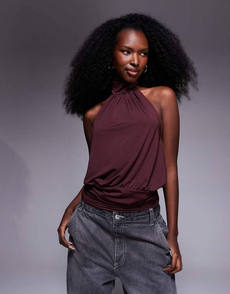 ASOS DESIGN - Neckholder-Oberteil in Burgunderrot mit Ballonsaum und gerafftem Bund von ASOS DESIGN