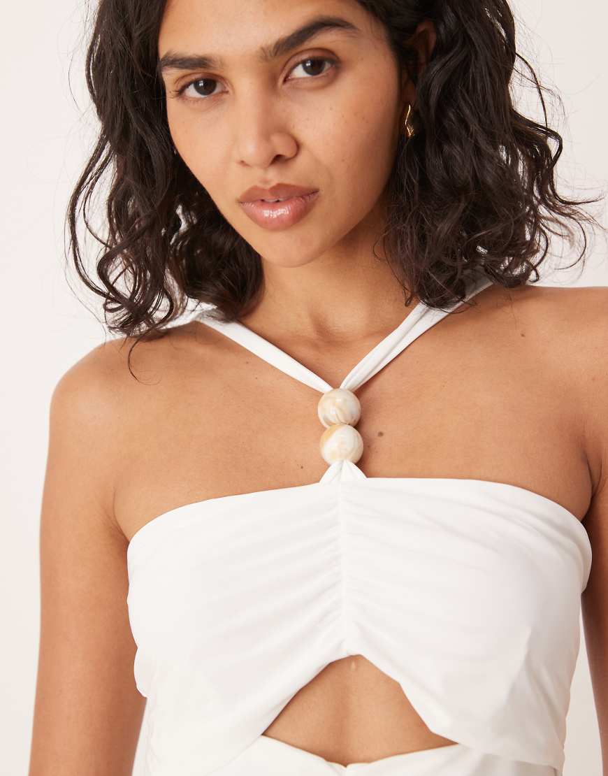 ASOS DESIGN - Figurbetontes Neckholder-Top in Cremeweiß mit Cut-out und Perlenverzierung von ASOS DESIGN