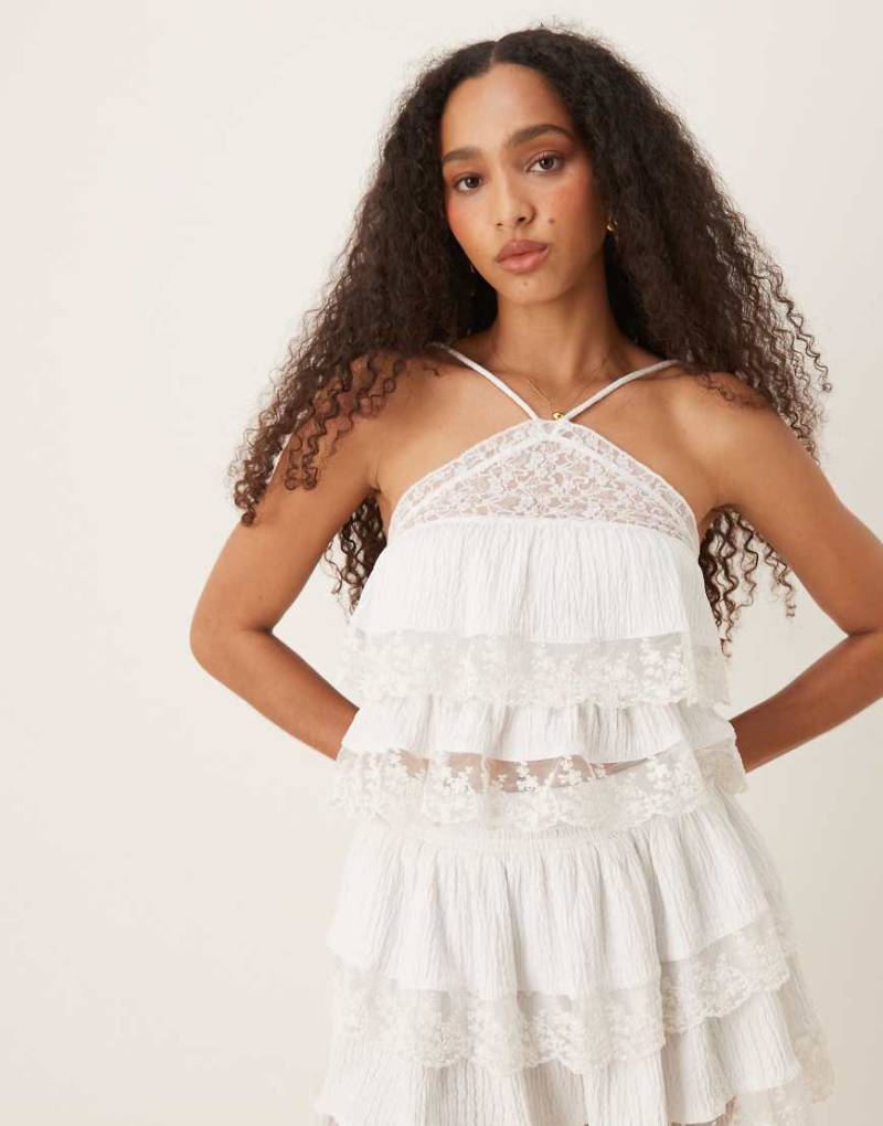 ASOS DESIGN - Neckholder-Oberteil in Weiß und neutralem Farbton mit Spitzenborte, Kombiteil von ASOS DESIGN