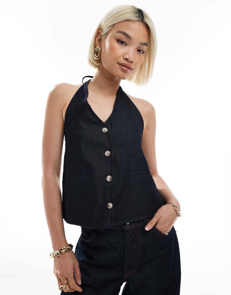 ASOS DESIGN - Neckholder-Weste aus Denim in Rinse-Waschung mit Rückenausschnitt-Blau von ASOS DESIGN