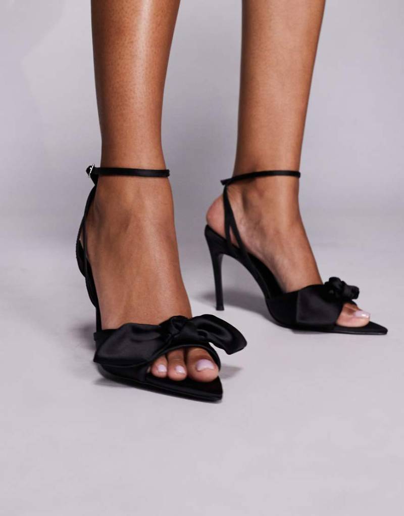 ASOS DESIGN - Nellie - Mules aus Satin in Schwarz mit hohem Absatz und Schleifendetail von ASOS DESIGN