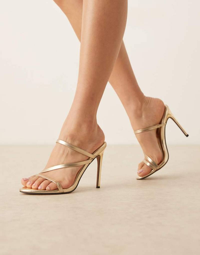ASOS DESIGN - Netta - Sandaletten in Goldoptik mit hohem Absatz und spitzer Innensohle-Goldfarben von ASOS DESIGN