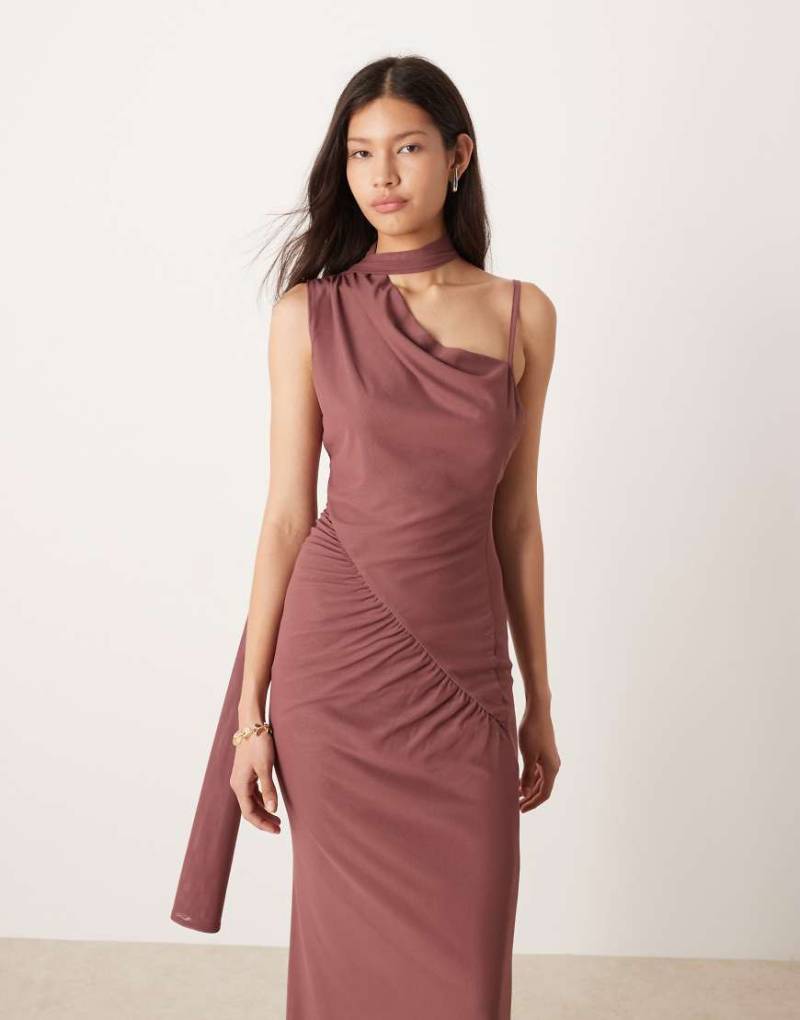 ASOS DESIGN - Netzstoff-Kleid in Altrosa mit One-Shoulder-Träger, Wickel-Detail und schmalem Schal von ASOS DESIGN
