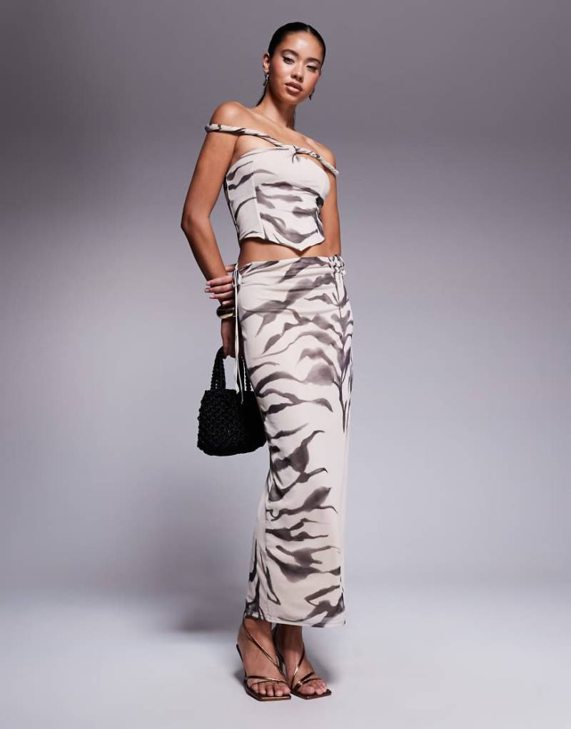 ASOS DESIGN - Netzstoff-Maxikleid in Zweiteiler-Optik mit Carmen-Ausschnitt, verdrehten Trägern und Zebramuster-Bunt von ASOS DESIGN