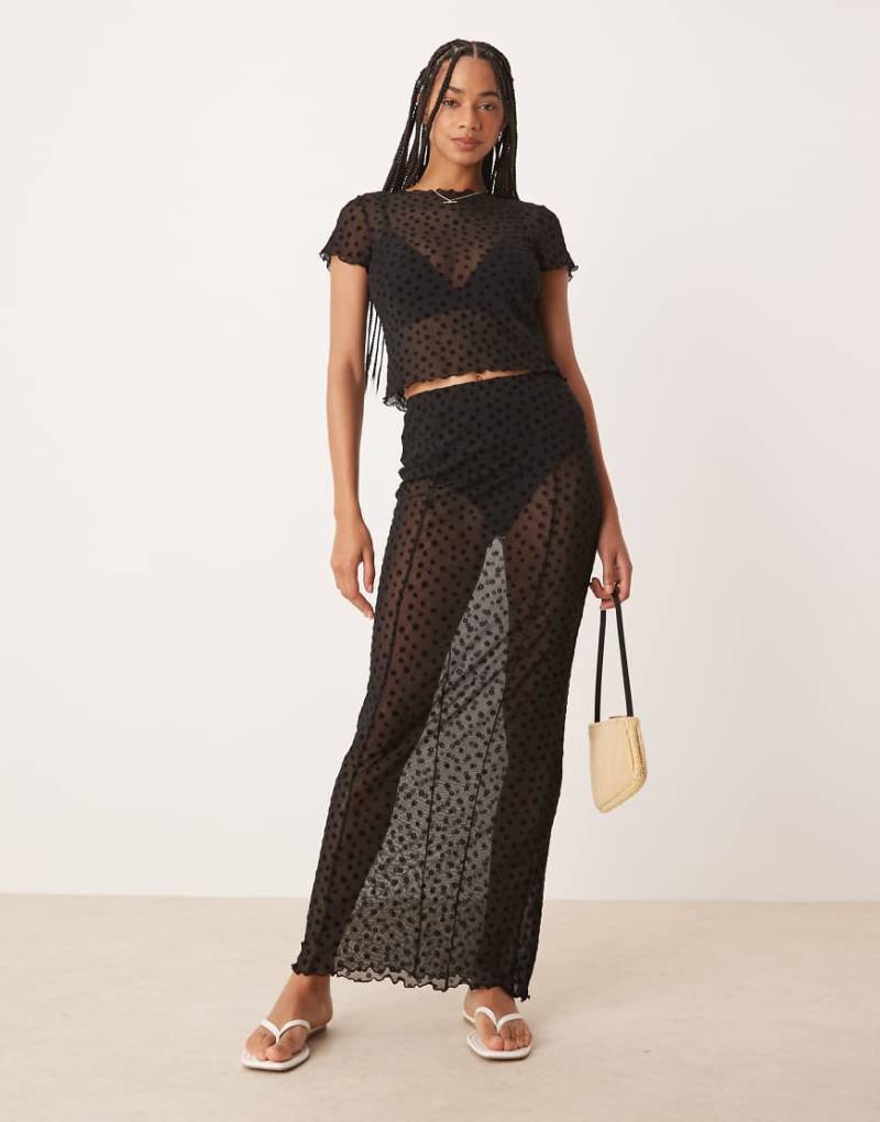 ASOS DESIGN - Maxirock aus durchscheinendem Netzstoff in Schwarz mit geflocktem Blumenmuster von ASOS DESIGN