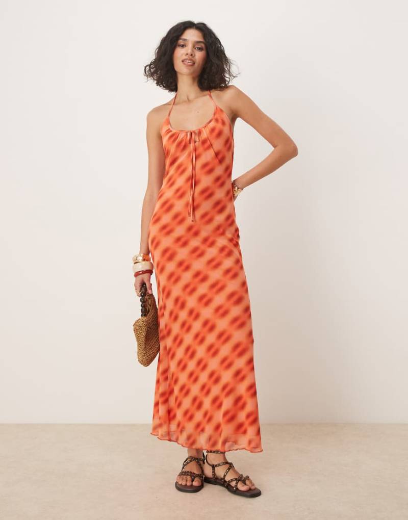 ASOS DESIGN - Netzstoff-Midikleid in kariertem Orange mit Neckholder-Bunt von ASOS DESIGN