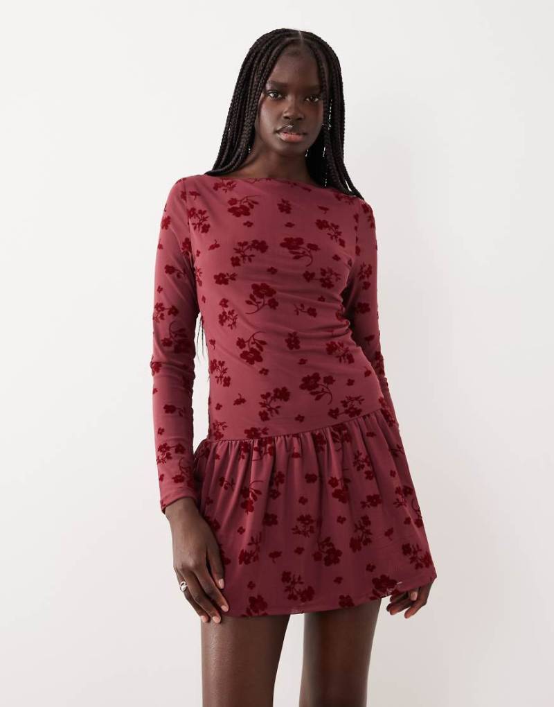 ASOS DESIGN - Netzstoff-Minikleid in Burgunderrot mit beflocktem Blumenmuster und tief angesetztem Saum von ASOS DESIGN