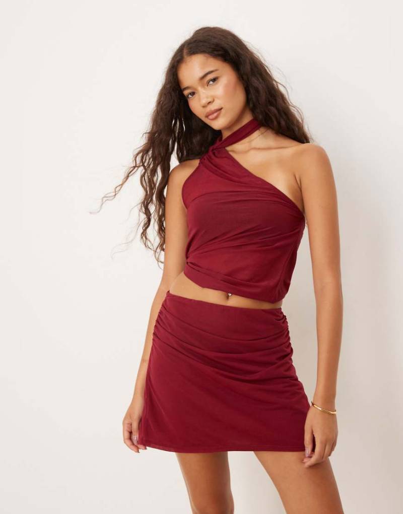 ASOS DESIGN - Netzstoff-Minirock in Beerenrot mit Raffung von ASOS DESIGN