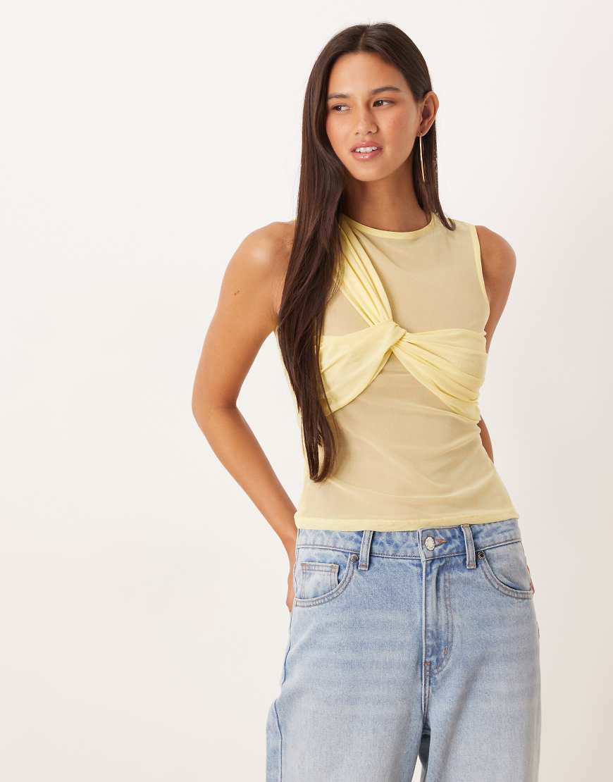 ASOS DESIGN - Transparentes Netzstoff-Trägertop in Gelb mit verdrehtem Lagen-Detail von ASOS DESIGN