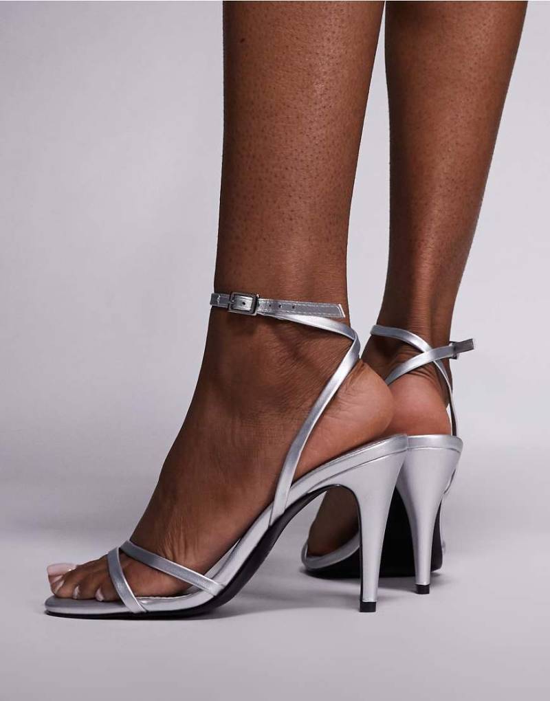 ASOS DESIGN - Nia - Filigrane Sandaletten in Silber von ASOS DESIGN