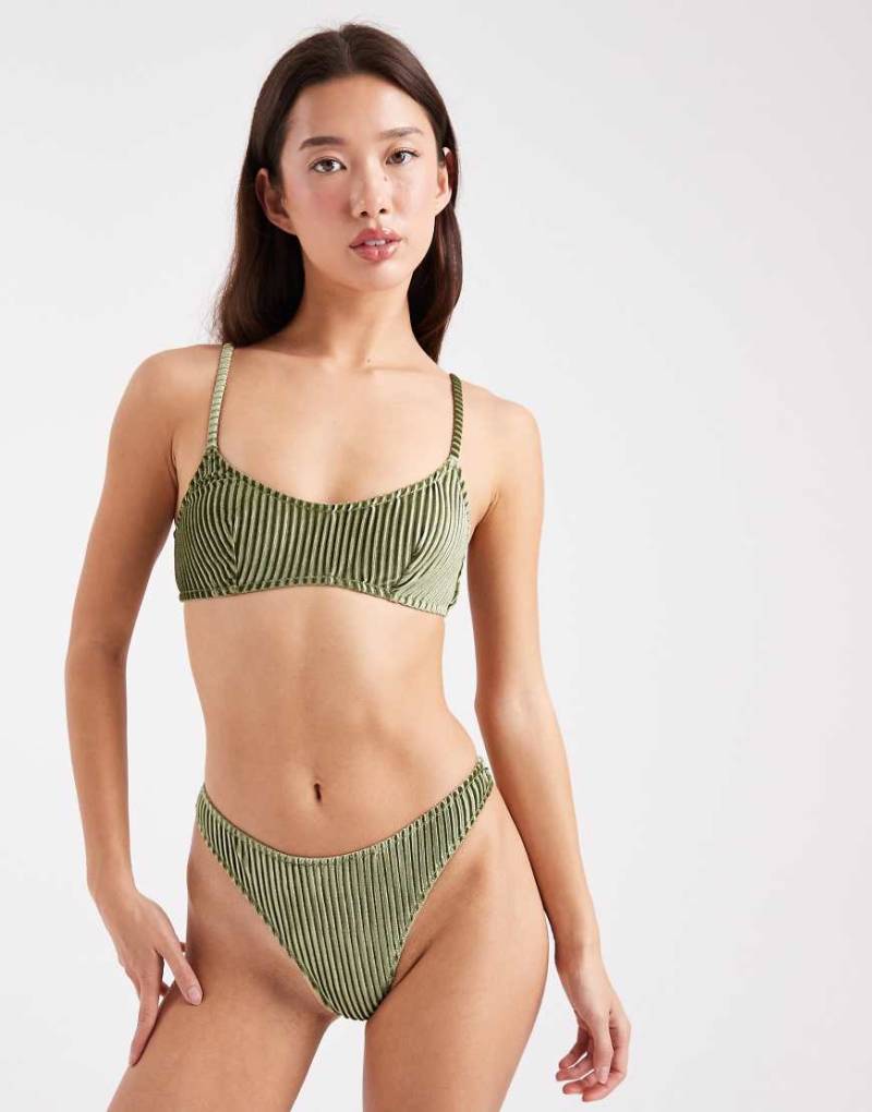 ASOS DESIGN - Nicky - Weicher, gerippter Tanga in Khaki mit hohem Beinausschnitt-Grün ASOS DESIGN - Nicky - Weicher, gerippter Tanga in Khaki mit hohem Beinausschnitt-Grün von ASOS DESIGN