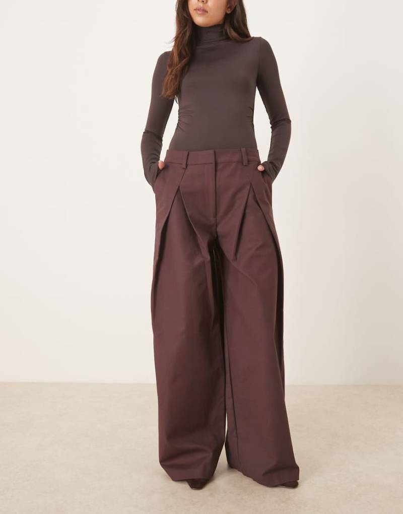 ASOS DESIGN - Niedrig sitzende Hose in der Farbe Fudge mit tiefen Bundfalten-Lila von ASOS DESIGN