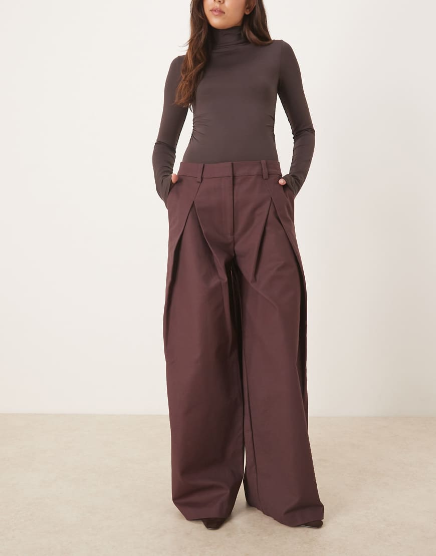 ASOS DESIGN - Niedrig sitzende Hose in der Farbe Fudge mit tiefen Bundfalten-Lila von ASOS DESIGN