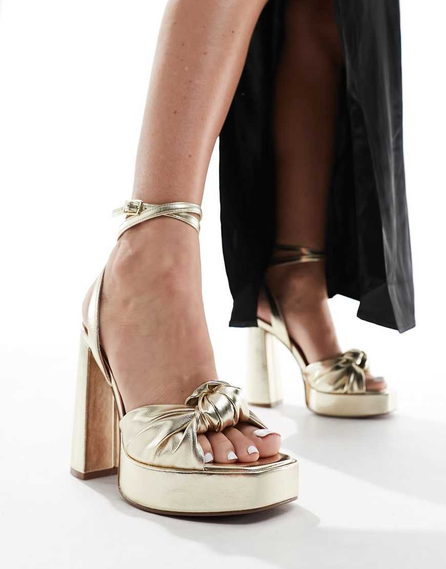 ASOS DESIGN - Nikita - Sandaletten in Gold mit Zierknoten und Plateausohle-Goldfarben ASOS DESIGN - Nikita - Sandaletten in Gold mit Zierknoten und Plateausohle-Goldfarben von ASOS DESIGN
