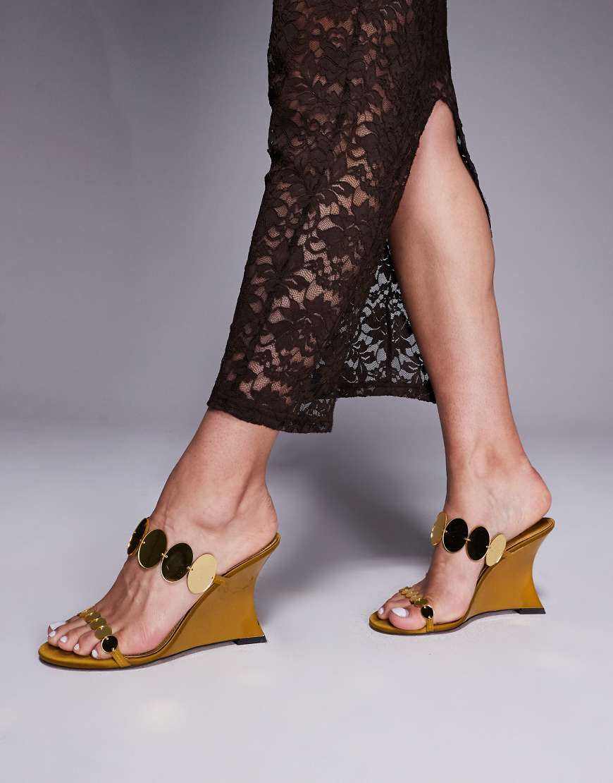 ASOS DESIGN - Nila - Sandaletten in Ocker mit kreisförmigen Zierdetails und hohem Keilabsatz-Grün von ASOS DESIGN