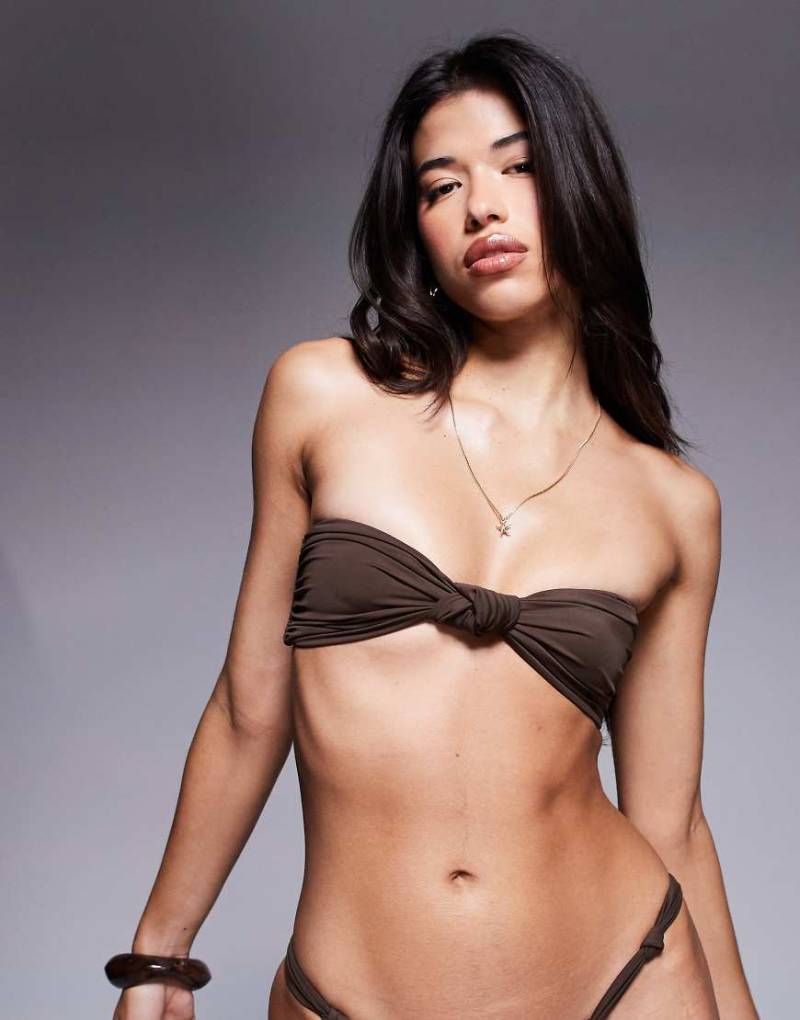 ASOS DESIGN - Nina - Trägerloses Bikinioberteil in Schokobraun mit Zierknoten von ASOS DESIGN