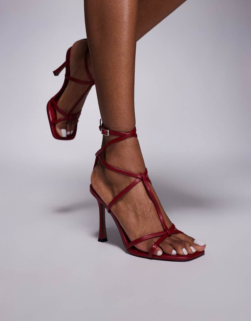 ASOS DESIGN - Nobel - Sandaletten in Rot mit Riemchen in Gitteroptik und hohem Absatz ASOS DESIGN - Nobel - Sandaletten in Rot mit Riemchen in Gitteroptik und hohem Absatz von ASOS DESIGN