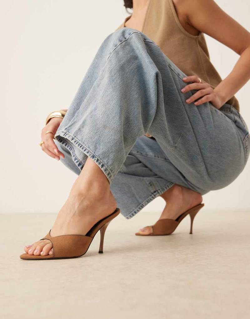 ASOS DESIGN - Noon - Mules aus Wildlederimitat in Nerzrosa mit hohem Absatz-Braun von ASOS DESIGN