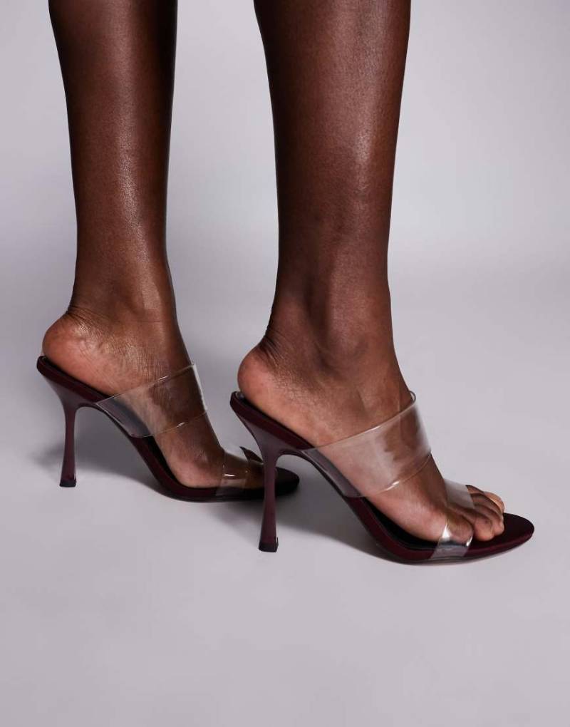 ASOS DESIGN - Nori - Pantoletten in Burgunderrot mit zwei transparenten Riemen von ASOS DESIGN