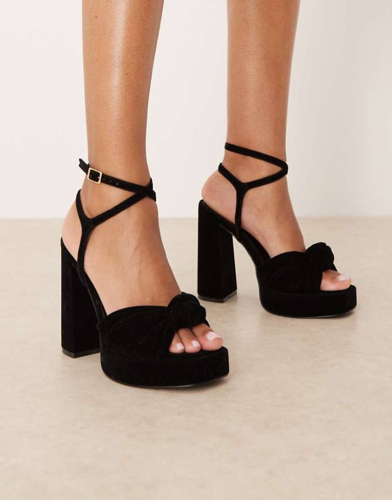 ASOS DESIGN - Nutshell - Sandalen in Schwarz mit Samt, Plateausohle, Blockabsatz und Zierknoten ASOS DESIGN - Nutshell - Sandalen in Schwarz mit Samt, Plateausohle, Blockabsatz und Zierknoten von ASOS DESIGN