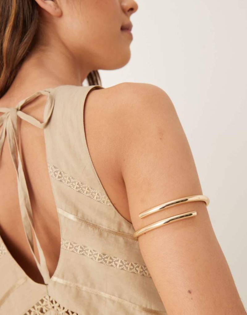 ASOS DESIGN - Oberarm-Reif in Gold-Optik mit gewickeltem Design-Silber von ASOS DESIGN