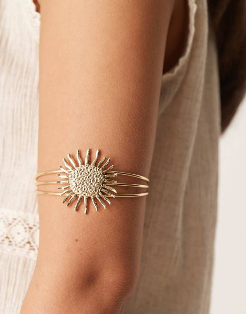 ASOS DESIGN - Oberarmreif in Goldoptik mit Sonnendesign-Goldfarben von ASOS DESIGN