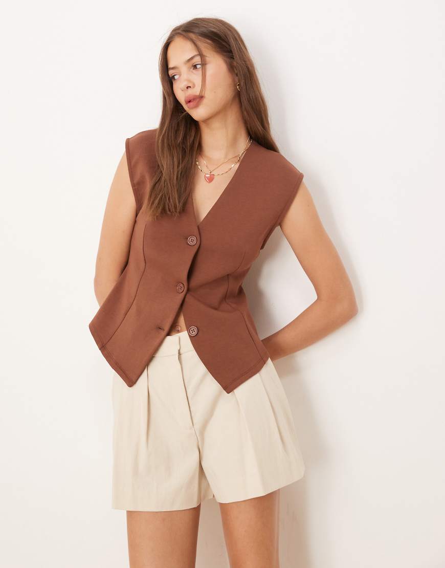 ASOS DESIGN - Oberteil aus Interlock-Stoff in Braun mit V-Ausschnitt und Knopfleiste von ASOS DESIGN