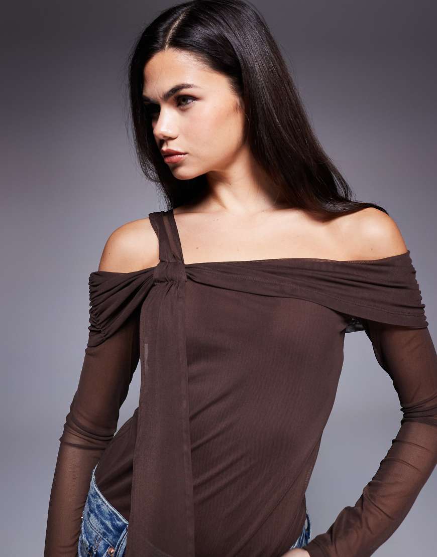 ASOS DESIGN - Oberteil aus Netzstoff in Braun mit Knotendetail und Carmen-Ausschnitt-Brown von ASOS DESIGN
