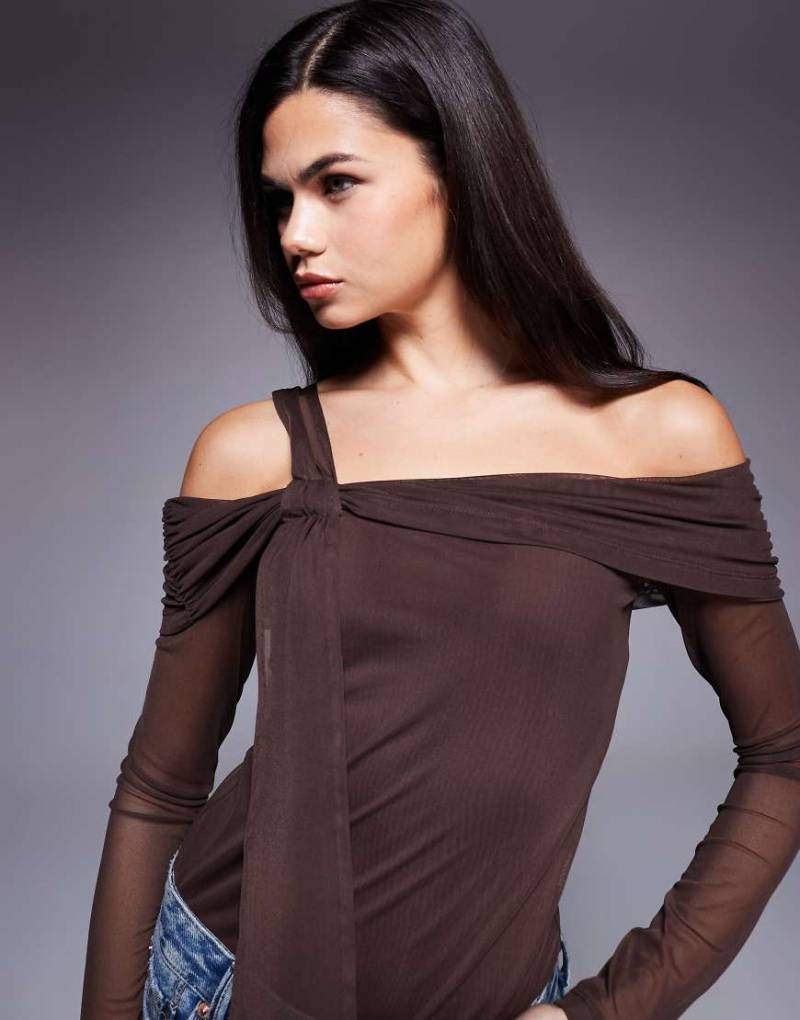 ASOS DESIGN - Oberteil aus Netzstoff in Braun mit Knotendetail und Carmen-Ausschnitt-Brown von ASOS DESIGN