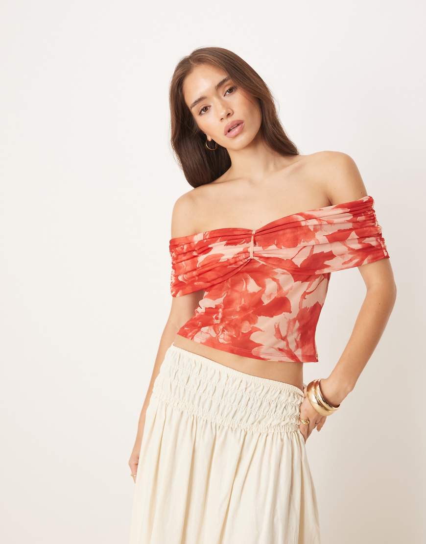 ASOS DESIGN - Schulterfreies, gerafftes Netzstoff-Oberteil mit rotem Blumenmuster und Carmen-Ausschnitt-Bunt von ASOS DESIGN