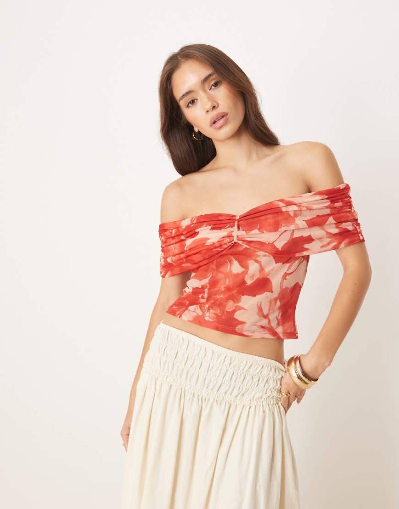 ASOS DESIGN - Schulterfreies, gerafftes Netzstoff-Oberteil mit rotem Blumenmuster und Carmen-Ausschnitt-Bunt von ASOS DESIGN