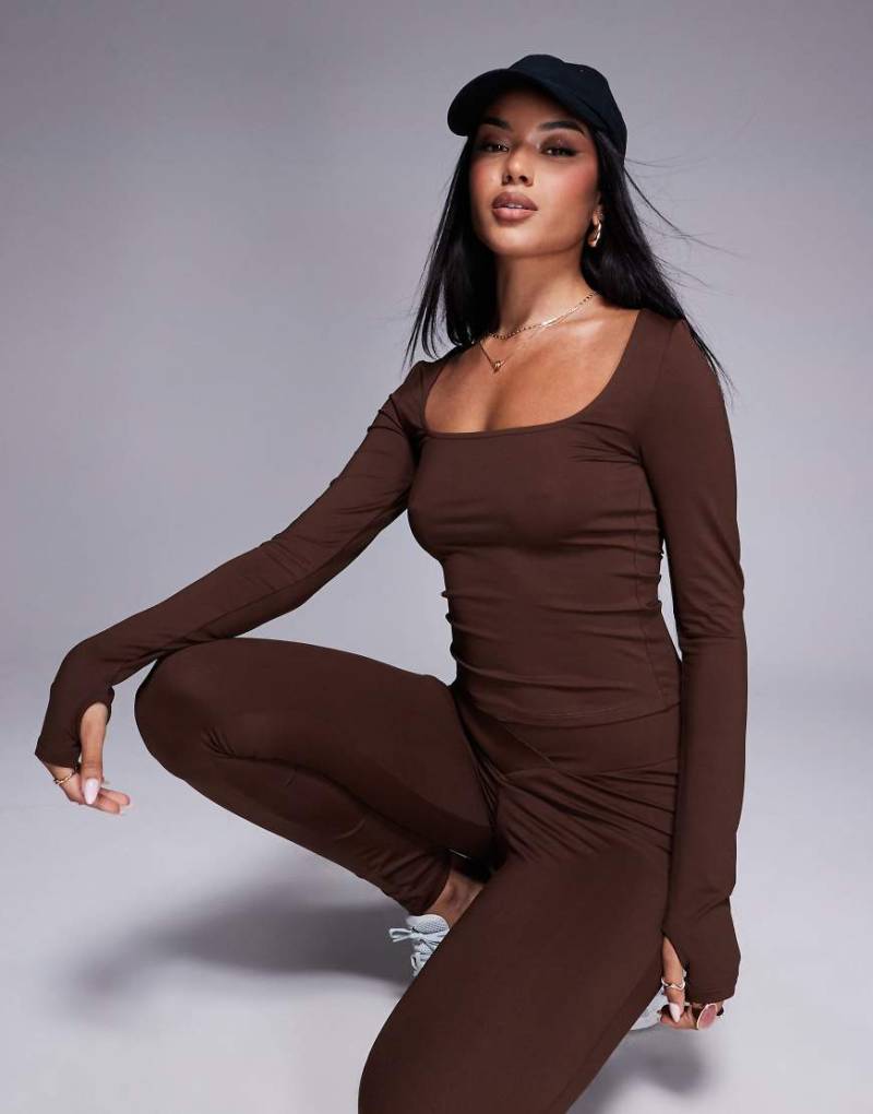 ASOS DESIGN - Oberteil aus Polyamid in Braun mit eckigem Ausschnitt und Daumenloch von ASOS DESIGN