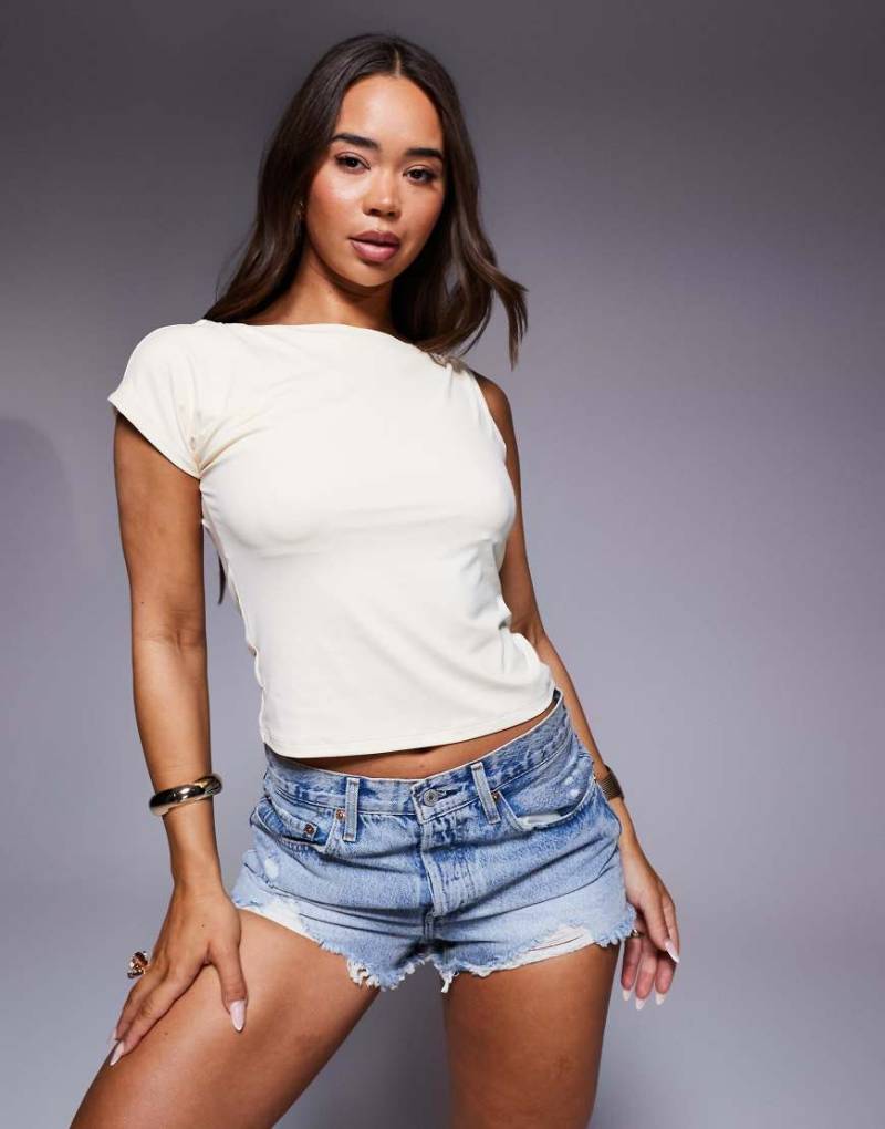 ASOS DESIGN - Asymmetrisches Polyamid-Top in Buttergelb mit Knotendetail an der Schulter von ASOS DESIGN