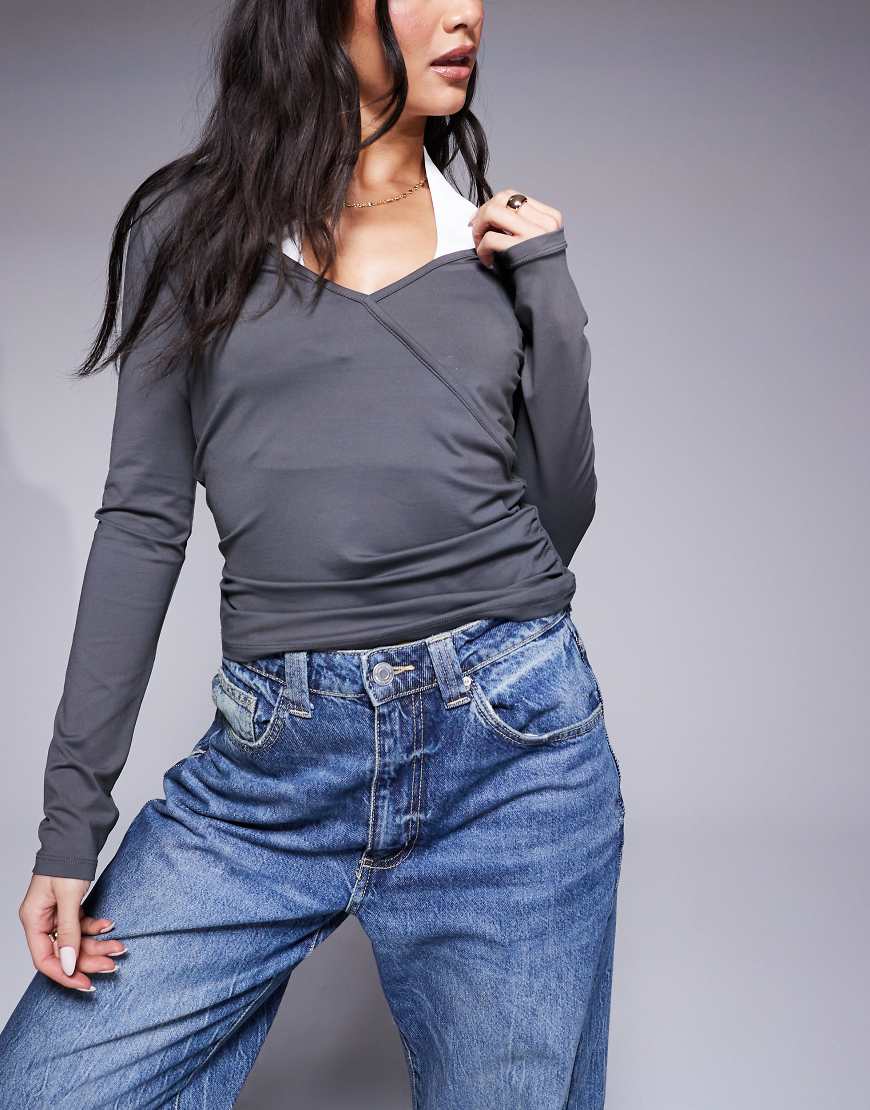 ASOS DESIGN - Oberteil aus Polyamid in Schiefergrau mit Neckholder-Einsatz und Wickeloptik von ASOS DESIGN