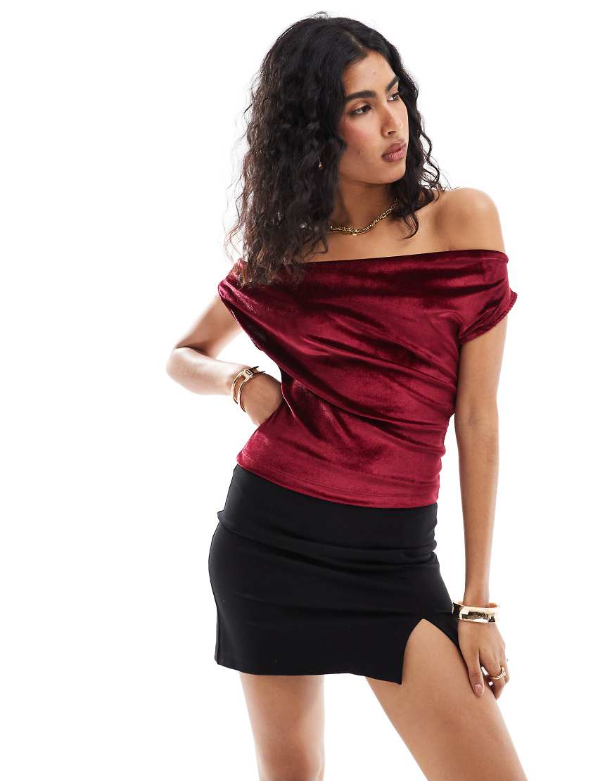 ASOS DESIGN - Oberteil aus Samt in Rot mit Wasserfallausschnitt von ASOS DESIGN