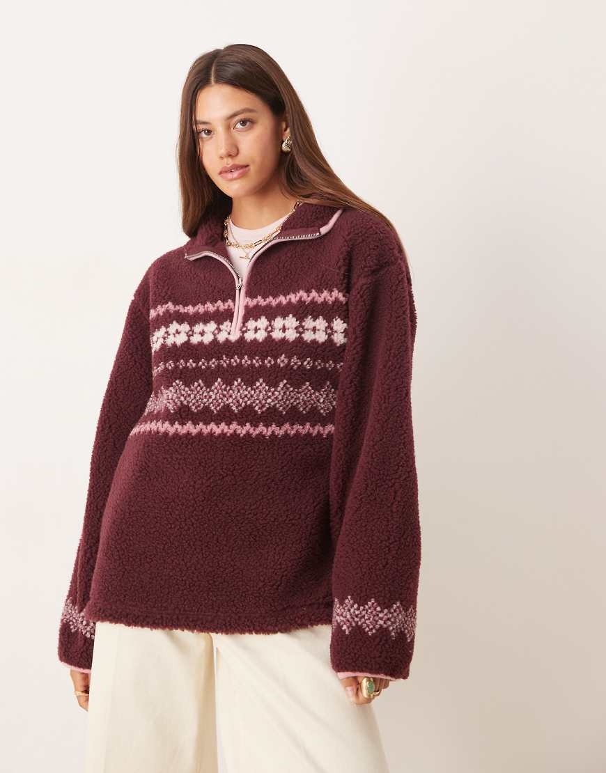 ASOS DESIGN - Oberteil aus Teddyfleece in Pflaume mit platziertem Fair-Isle-Muster in Rosa-Rot ASOS DESIGN - Oberteil aus Teddyfleece in Pflaume mit platziertem Fair-Isle-Muster in Rosa-Rot von ASOS DESIGN