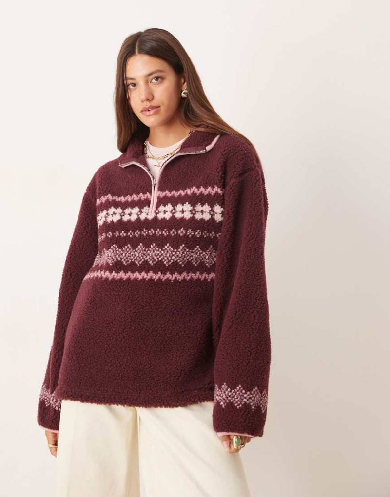ASOS DESIGN - Oberteil aus Teddyfleece in Pflaume mit platziertem Fair-Isle-Muster in Rosa-Rot von ASOS DESIGN