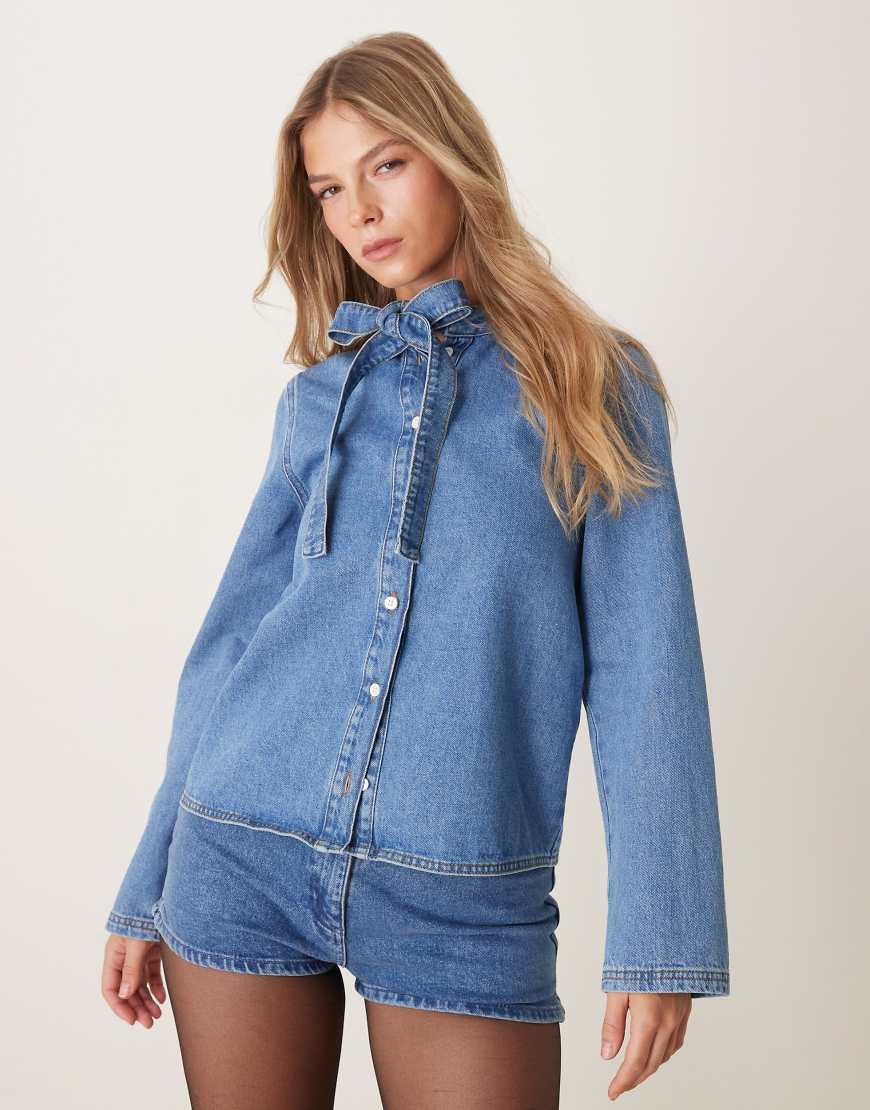 ASOS DESIGN - Oberteil aus mittelblauem Denim mit Schleife am Ausschnitt von ASOS DESIGN