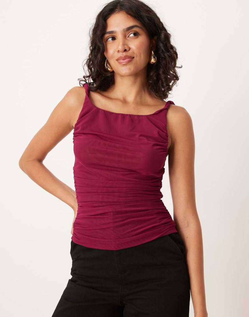 ASOS DESIGN - Oberteil aus transparentem Netzstoff in Feige mit seitlicher Raffung und verdrehtem Träger-Rot von ASOS DESIGN