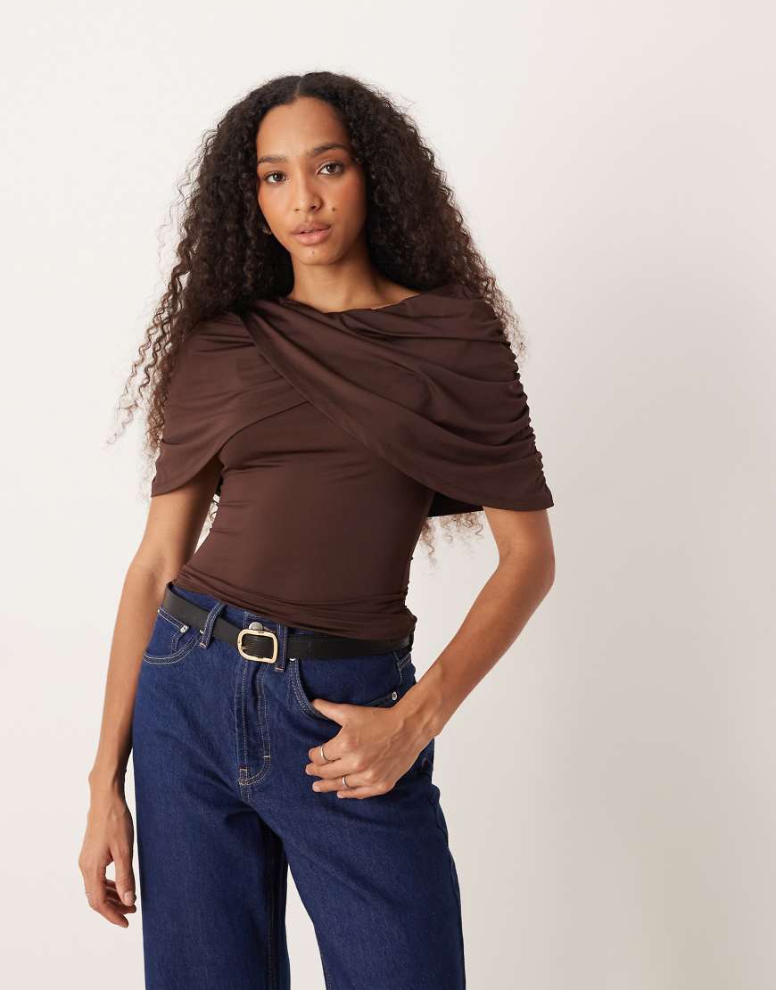 ASOS DESIGN - Oberteil in Braun mit U-Boot-Ausschnitt und überschlagenem Cape-Brown ASOS DESIGN - Oberteil in Braun mit U-Boot-Ausschnitt und überschlagenem Cape-Brown von ASOS DESIGN