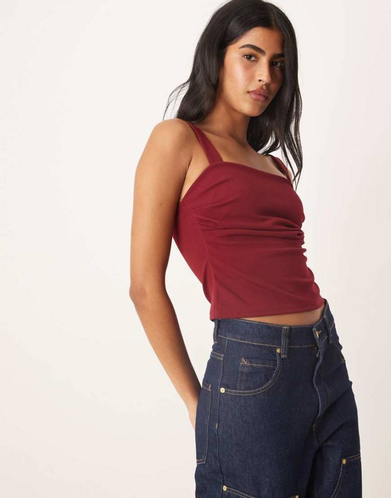 ASOS DESIGN - Oberteil in Burgunderrot mit Faltendetail und eckigem Ausschnitt-Braun von ASOS DESIGN