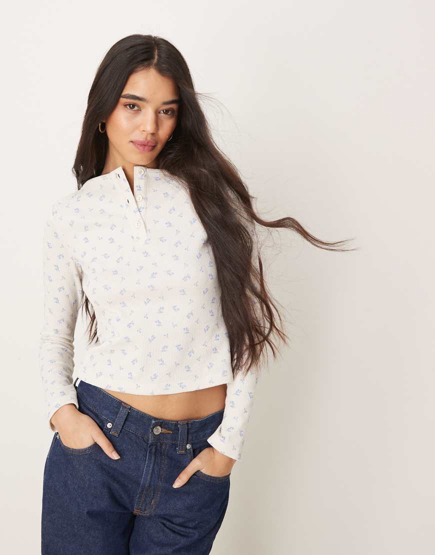 ASOS DESIGN - Oberteil in Creme mit Blümchenmuster, Waffelstruktur und Henley-Ausschnitt-Weiß ASOS DESIGN - Oberteil in Creme mit Blümchenmuster, Waffelstruktur und Henley-Ausschnitt-Weiß von ASOS DESIGN