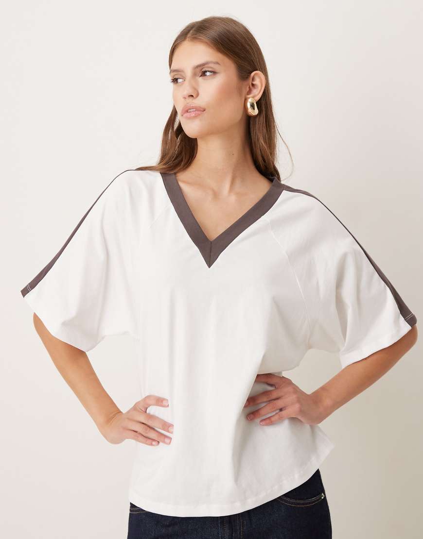 ASOS DESIGN - Oberteil in Cremeweiß mit V-Ausschnitt und Paspelierung in Schokobraun ASOS DESIGN - Oberteil in Cremeweiß mit V-Ausschnitt und Paspelierung in Schokobraun von ASOS DESIGN